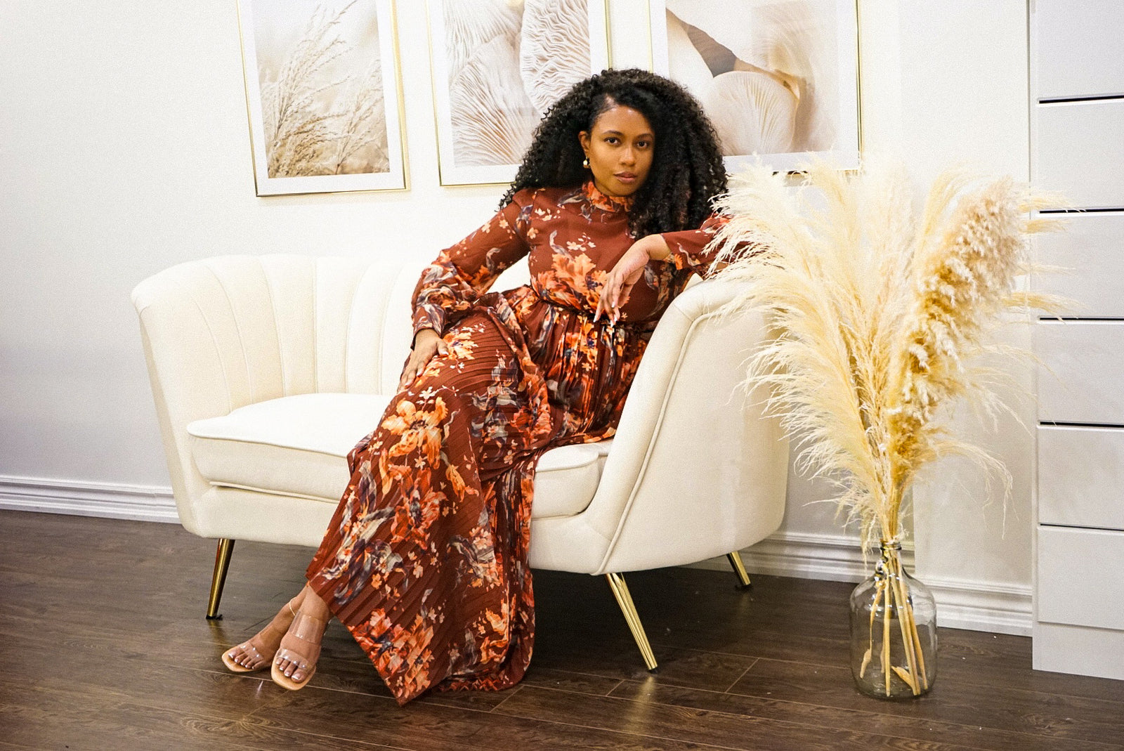 autumn floral maxi dress Wearing a floral dress in autumn? Yes, please!  I'm loving how I can  layer this @lovestitchclothing dress for the cooler months with a cute lace  top, a cowboy hat, and some
